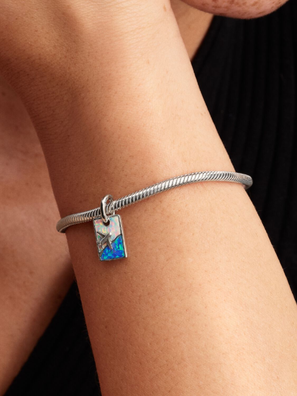 2025Q2D_collection_moments_go_ac_tp_pdp_model_single_24_1x1_rgb_charm