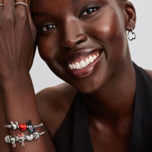 2025Q3E_collection_disney_go_ac_tp_pdp_model_styled_05_1x1_RGB