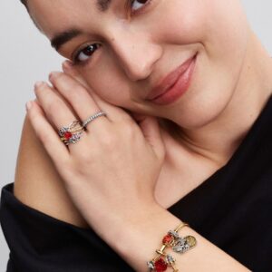 2025Q3E_collection_disney_go_ac_tp_pdp_model_styled_08_1x1_RGB