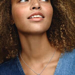 391229C01_ABC123_MODEL_eCOM_01_RGB