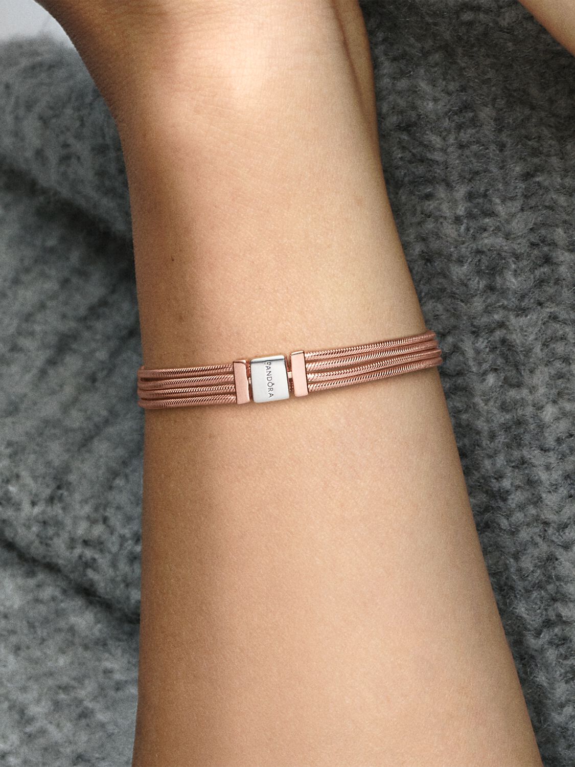 588782C00_ABC123_MODEL_eCOM_02_RGB