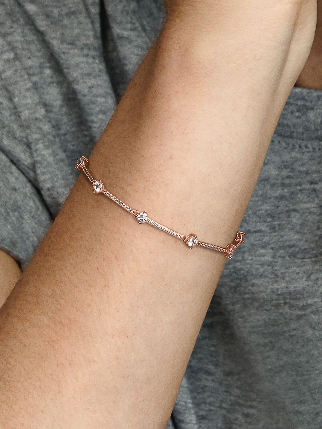 589217C01_ABC123_MODEL_eCOM_02_RGB