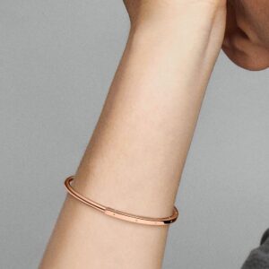 589493C00_ABC123_MODEL_eCOM_02_RGB