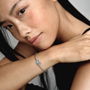 590038C01_ABC123_MODEL_eCOM_01_RGB