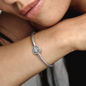 590038C01_ABC123_MODEL_eCOM_02_RGB