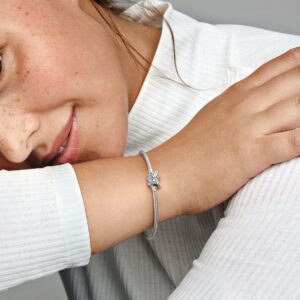 590782C01_ABC123_MODEL_eCOM_01_RGB