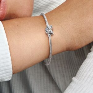 590782C01_ABC123_MODEL_eCOM_02_RGB