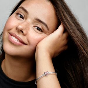 592324C01_ABC123_MODEL_eCOM_01_RGB