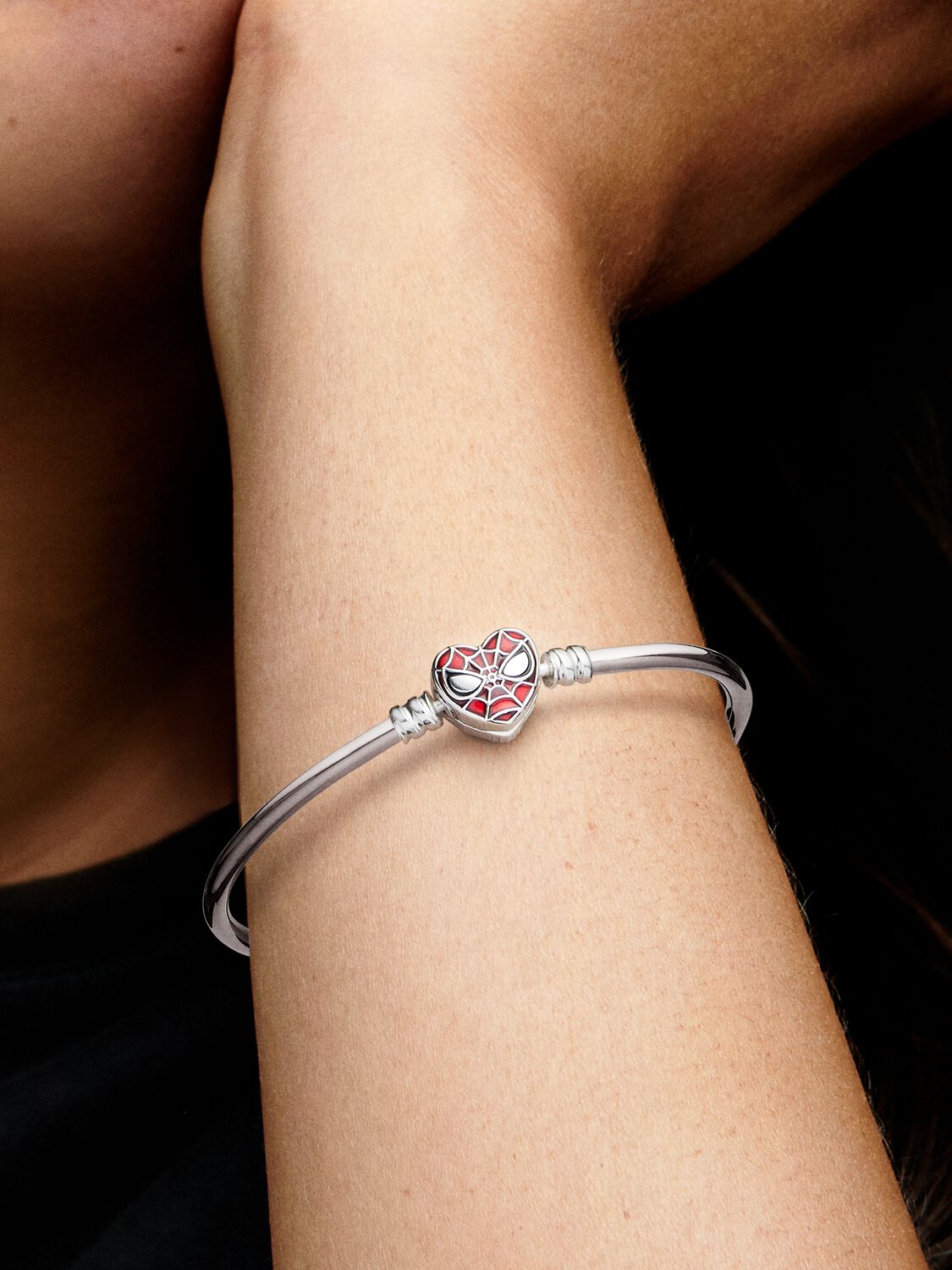 592324C01_ABC123_MODEL_eCOM_02_RGB