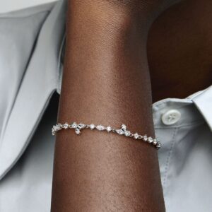 592631C01_ABC123_MODEL_eCOM_02_RGB