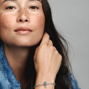 592819C01_ABC123_MODEL_eCOM_01_RGB