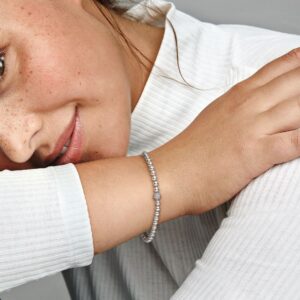 598342CZ_ABC123_MODEL_eCOM_01_RGB