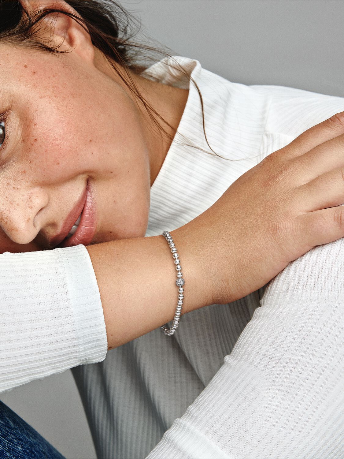 598342CZ_ABC123_MODEL_eCOM_01_RGB