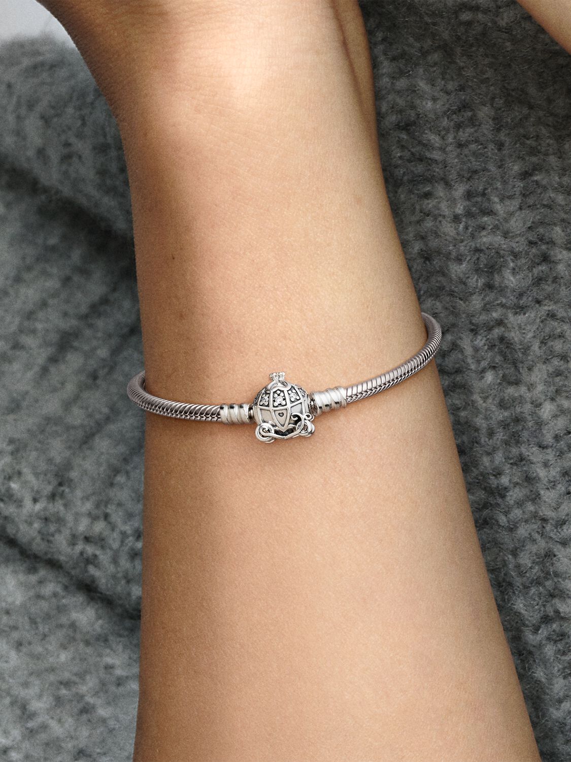 599190C01_ABC123_MODEL_eCOM_02_RGB