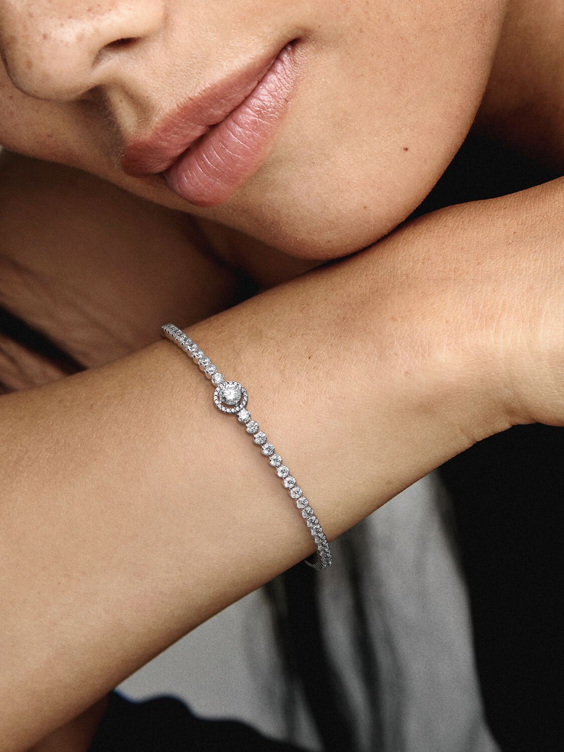 599416C01_ABC123_MODEL_eCOM_02_RGB