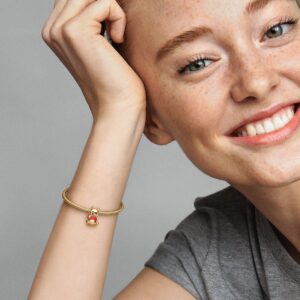 762212C01_ABC123_MODEL_eCOM_01_RGB