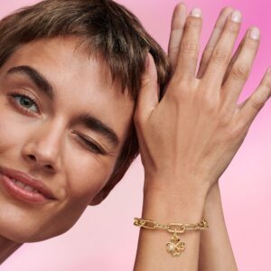 763034C01_ABC123_MODEL_eCOM_01_RGB