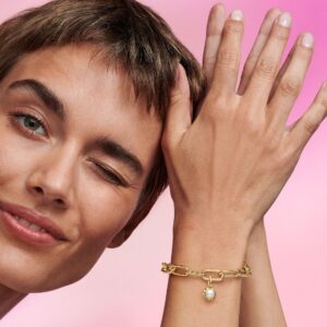 763035C01_ABC123_MODEL_eCOM_01_RGB