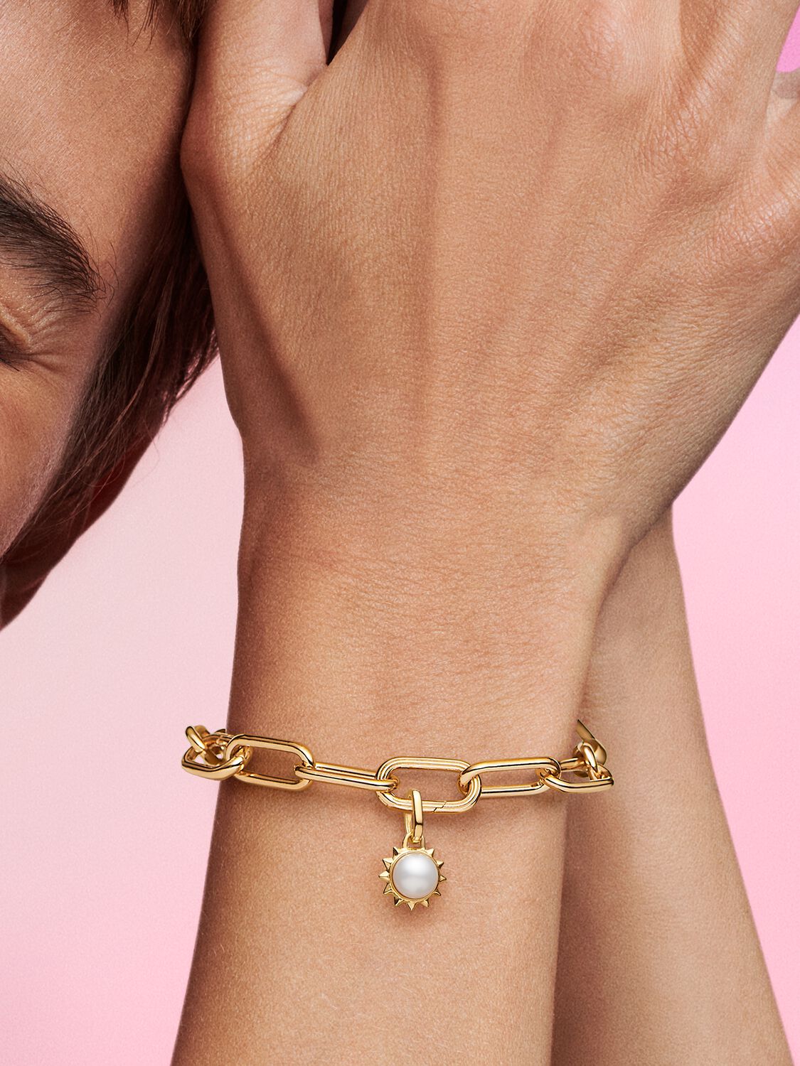 763035C01_ABC123_MODEL_eCOM_02_RGB