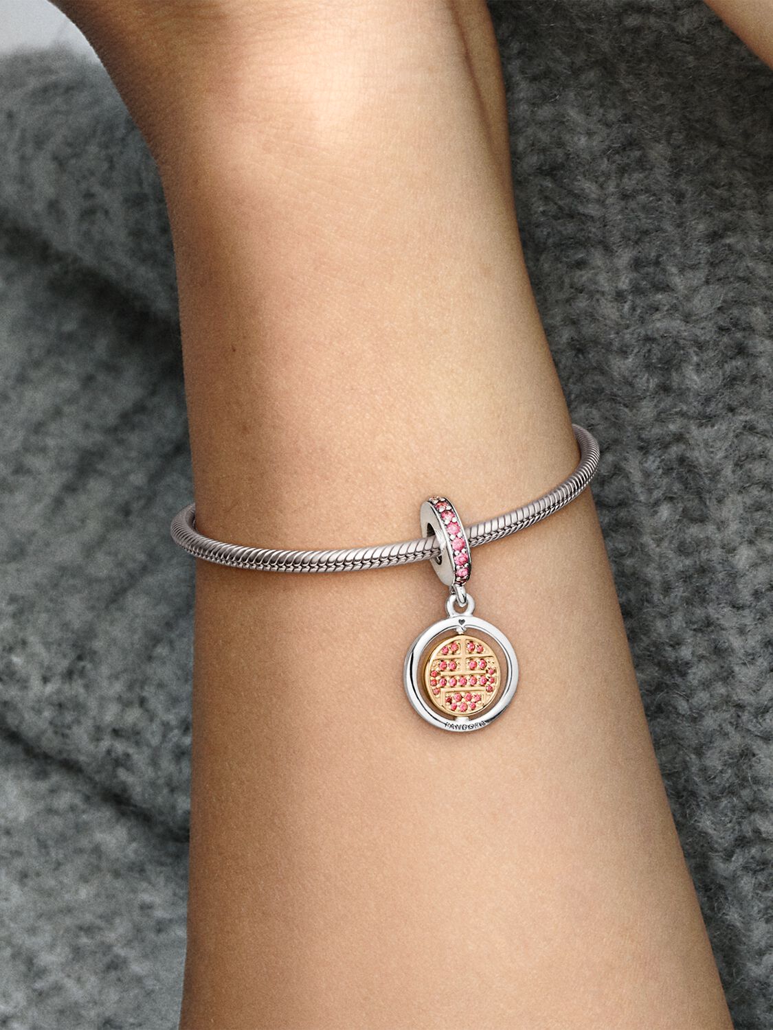 769282C01_ABC123_MODEL_eCOM_02_RGB