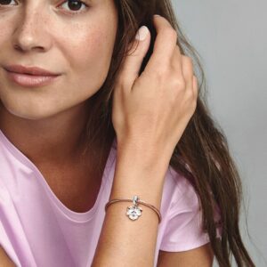 780112C01_ABC123_MODEL_eCOM_01_RGB