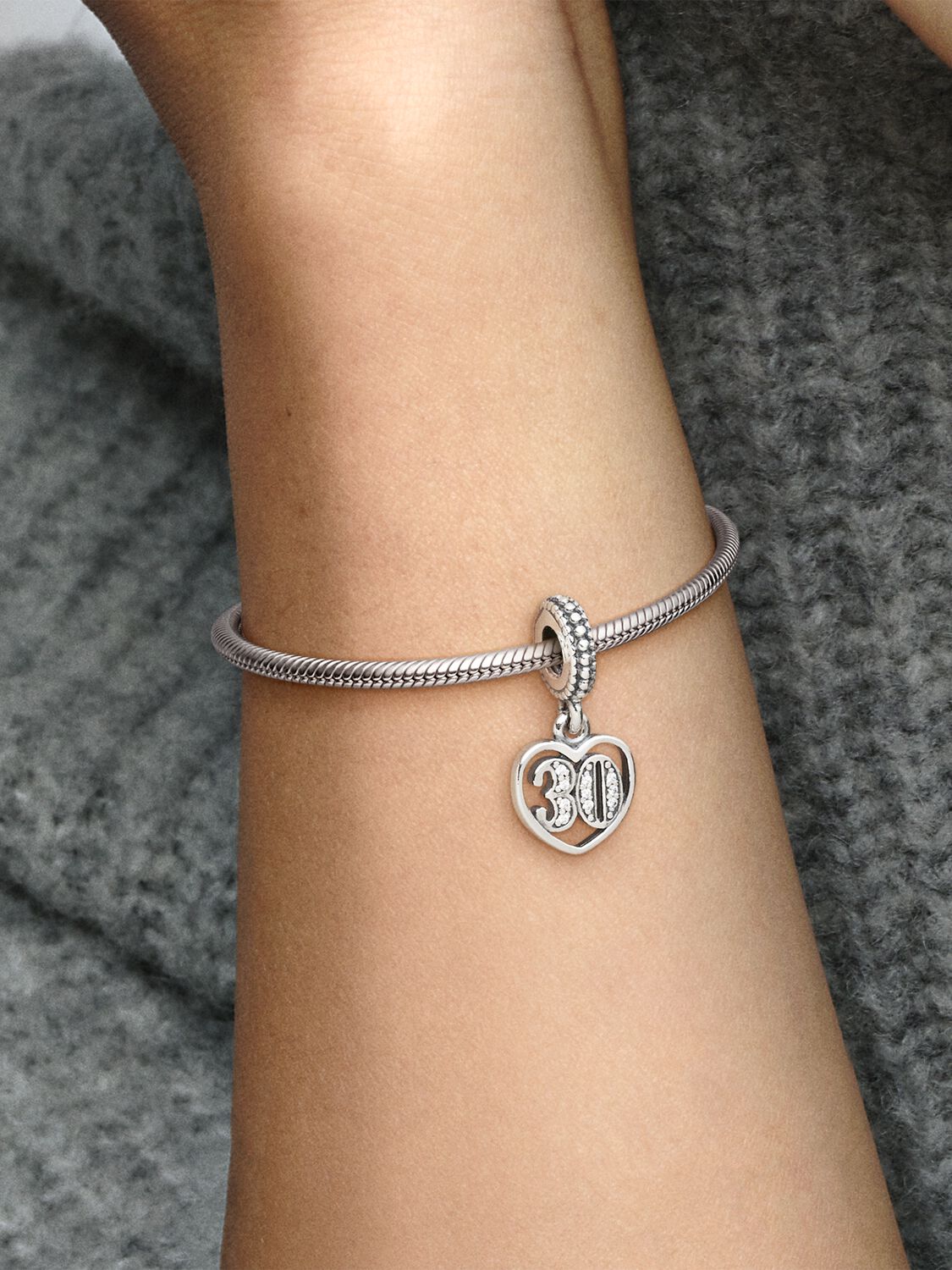 791287CZ_ABC123_MODEL_eCOM_02_RGB