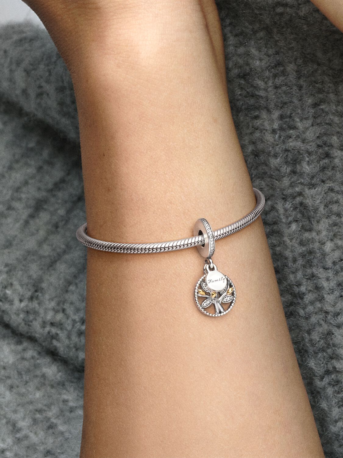 791728CZ_ABC123_MODEL_eCOM_02_RGB