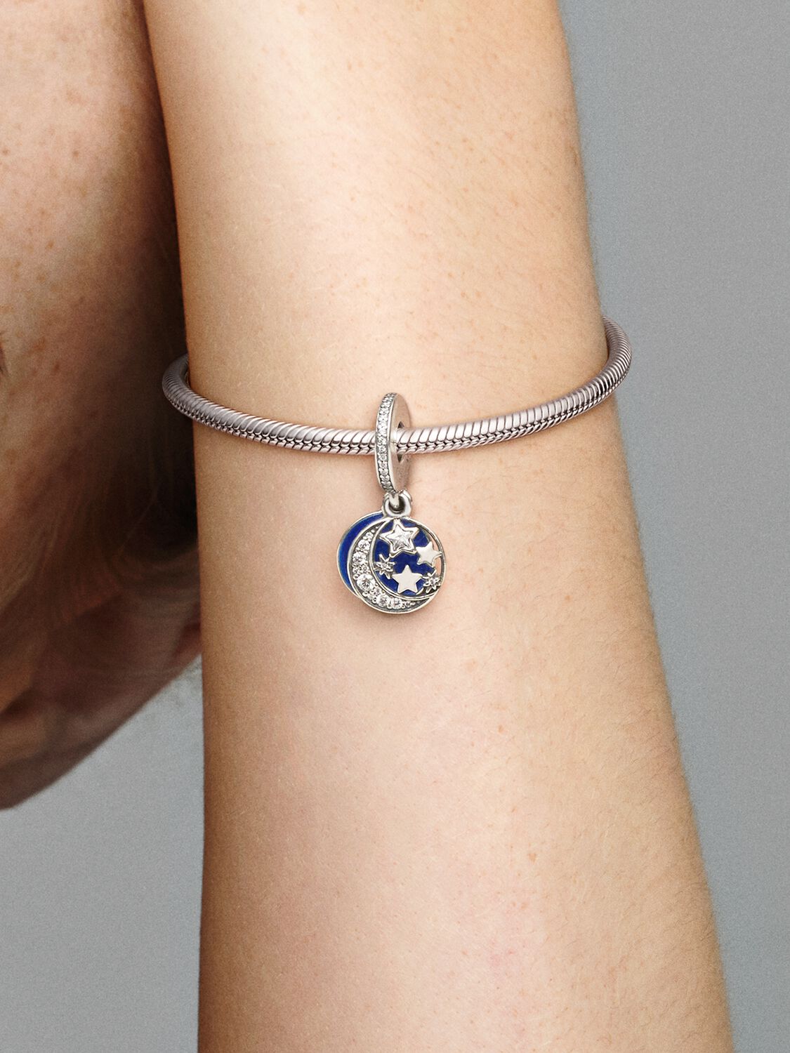 791993CZ_ABC123_MODEL_eCOM_02_RGB