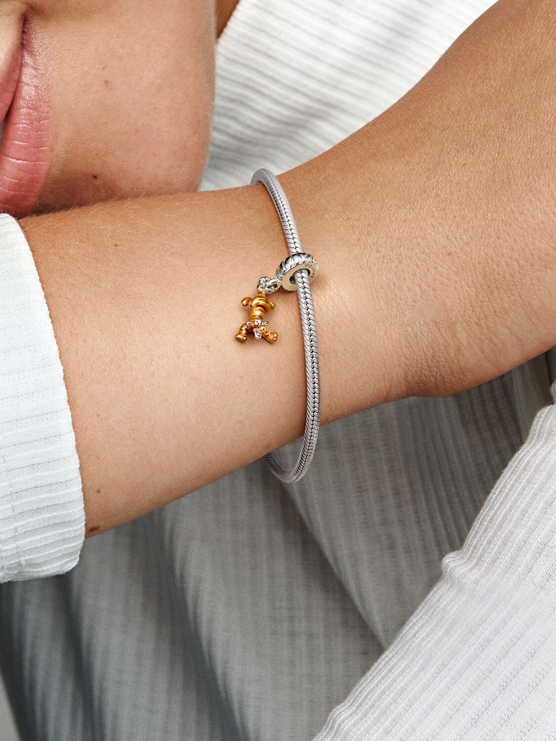 792213C01_ABC123_MODEL_eCOM_02_RGB