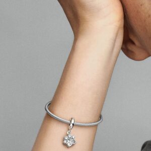 792247C01_ABC123_MODEL_eCOM_02_RGB