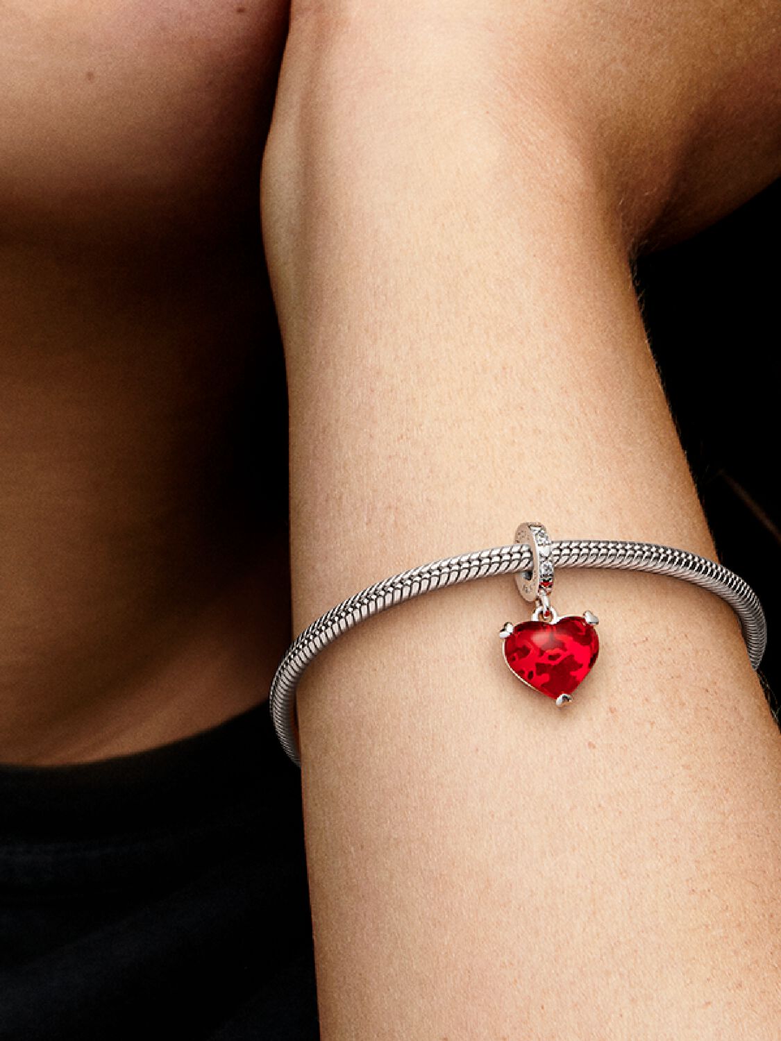 792522C01_ABC123_MODEL_eCOM_01_RGB_charm