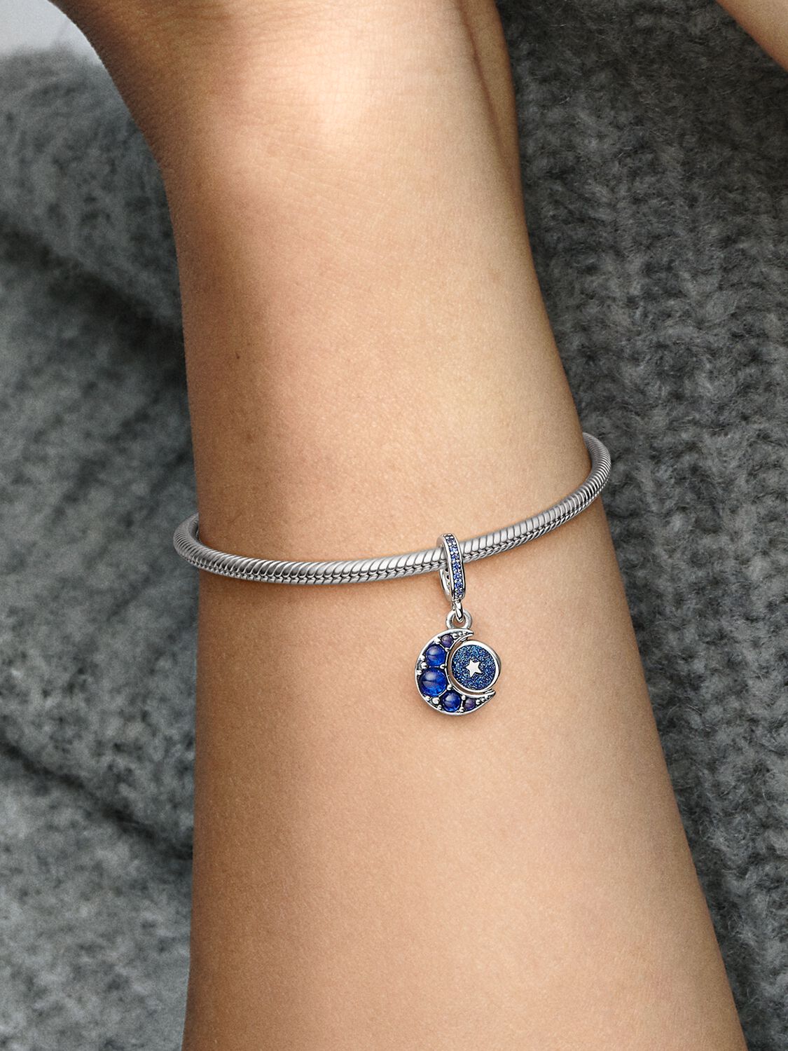 792979C01_ABC123_MODEL_eCOM_02_RGB