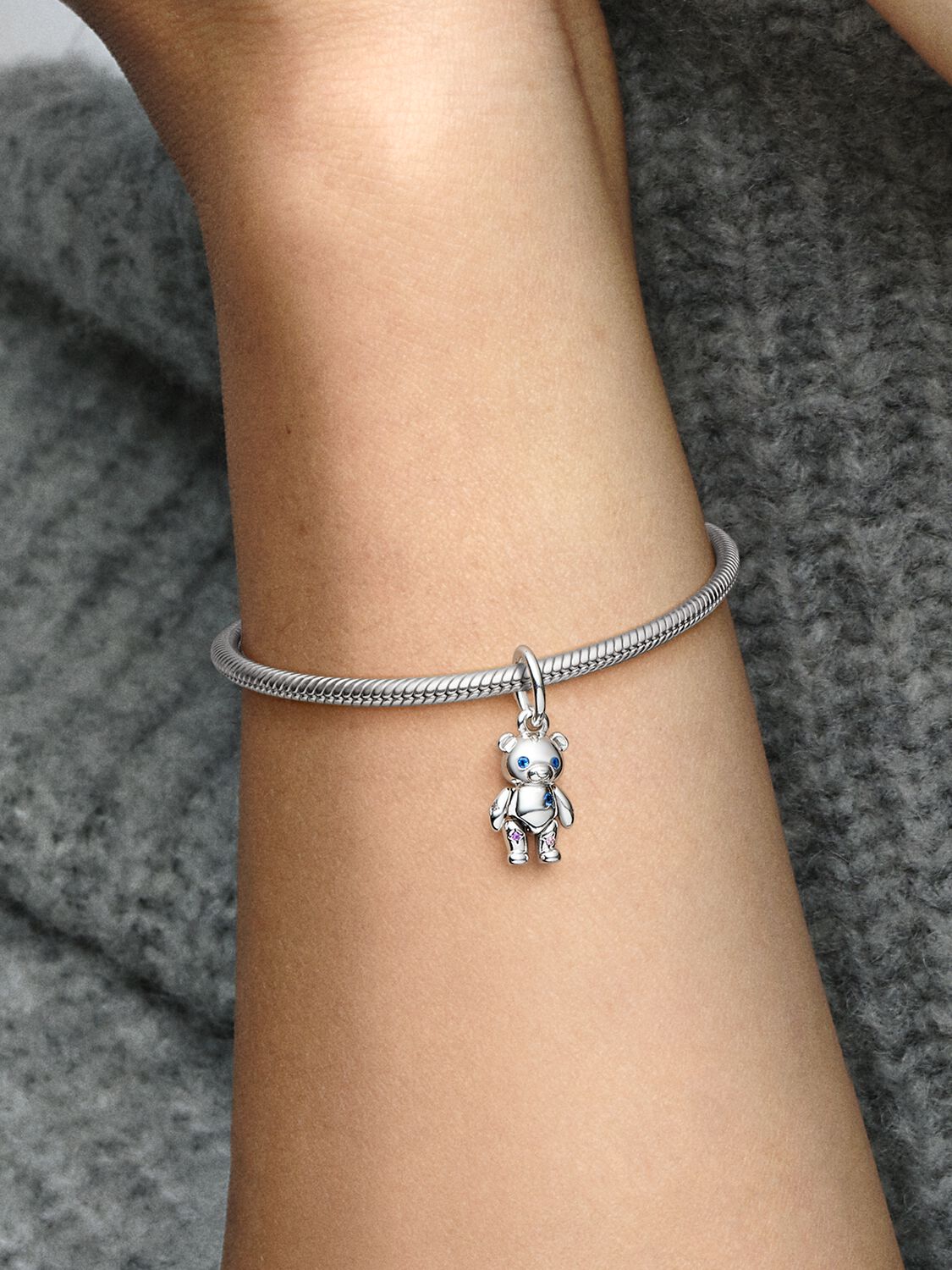 792986C01_ABC123_MODEL_eCOM_02_RGB