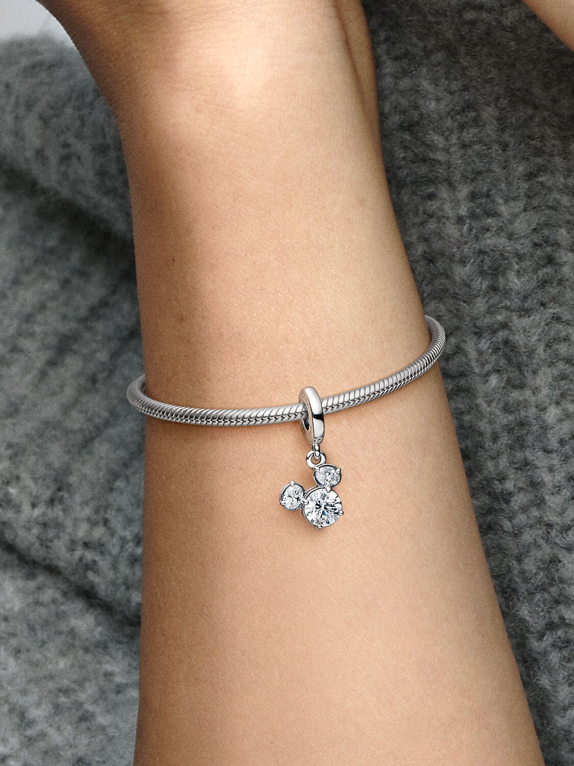 793031C01_ABC123_MODEL_eCOM_02_RGB