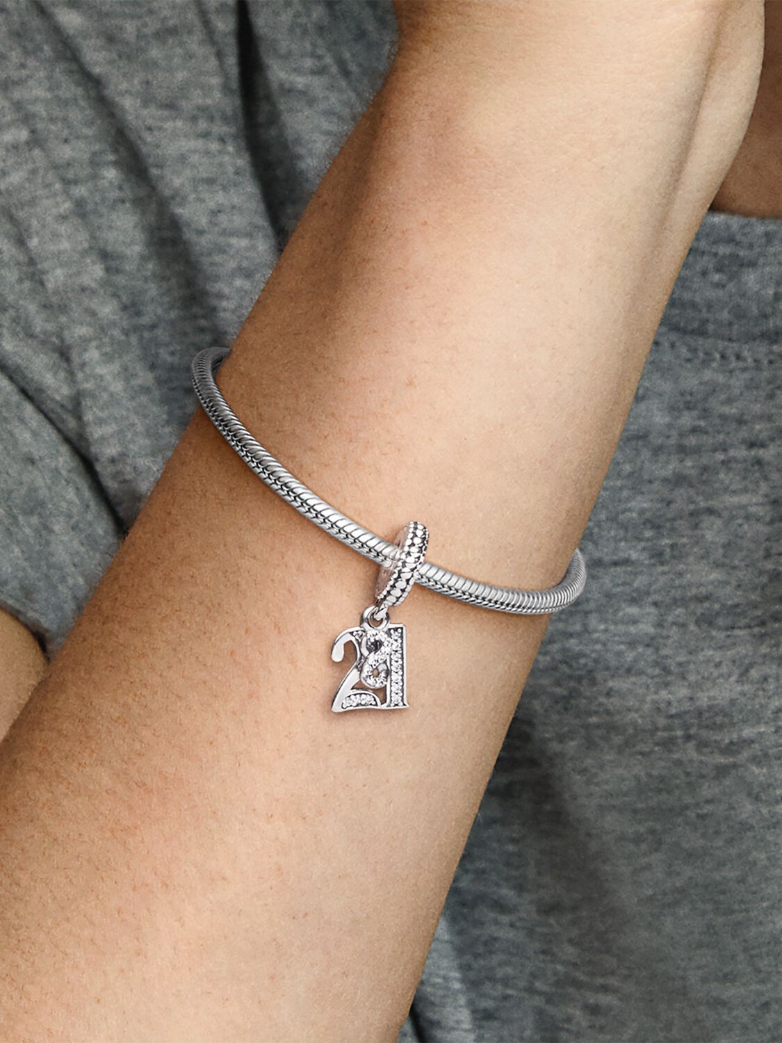 797263CZ_ABC123_MODEL_eCOM_02_RGB