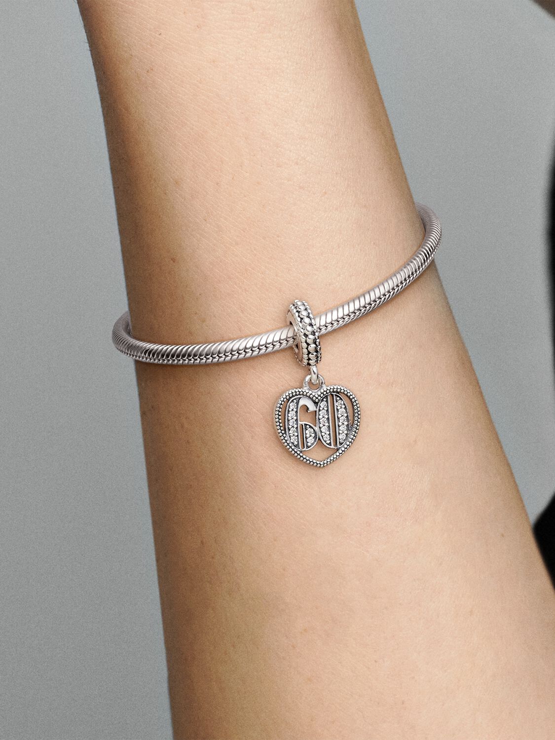 797265CZ_ABC123_MODEL_eCOM_02_RGB