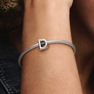 797458_ABC123_MODEL_eCOM_02_RGB