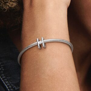 797462_ABC123_MODEL_eCOM_02_RGB