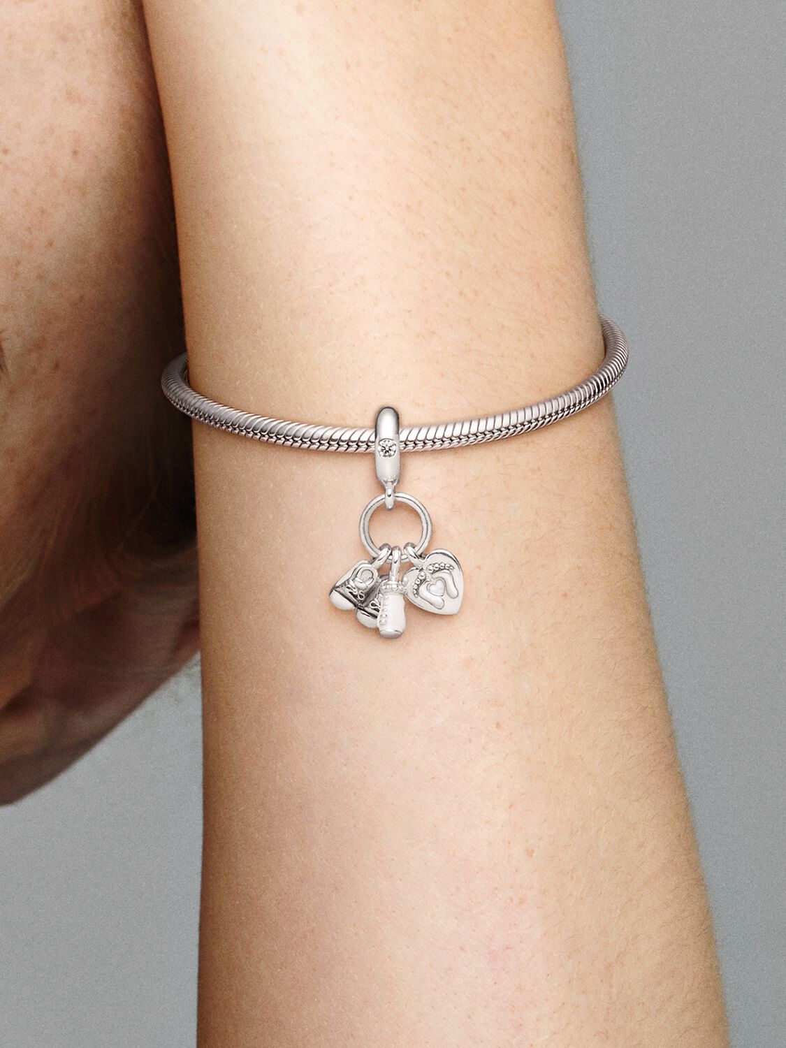 798106CZ_ABC123_MODEL_eCOM_02_RGB