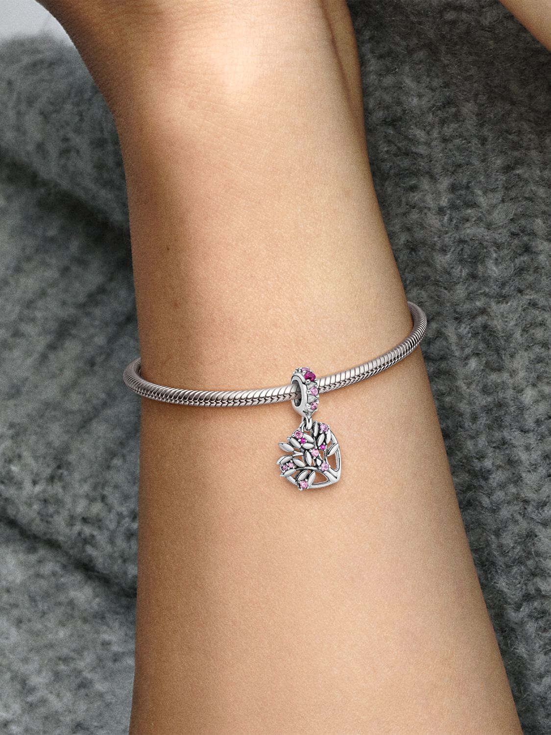 799153C01_ABC123_MODEL_eCOM_02_RGB