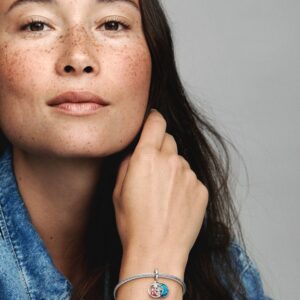 799383C01_ABC123_MODEL_eCOM_01_RGB