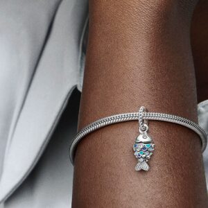 799428C01_ABC123_MODEL_eCOM_01_RGB_charm