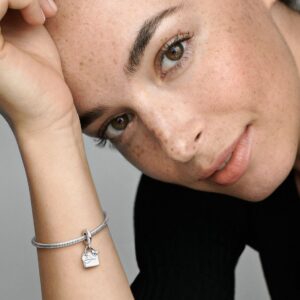 799536C00_ABC123_MODEL_eCOM_01_RGB