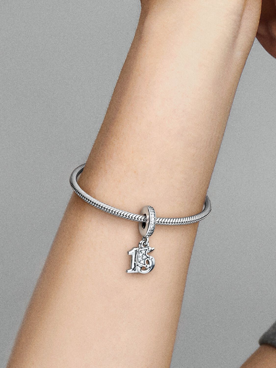 799540C01_ABC123_MODEL_eCOM_01_RGB_charm