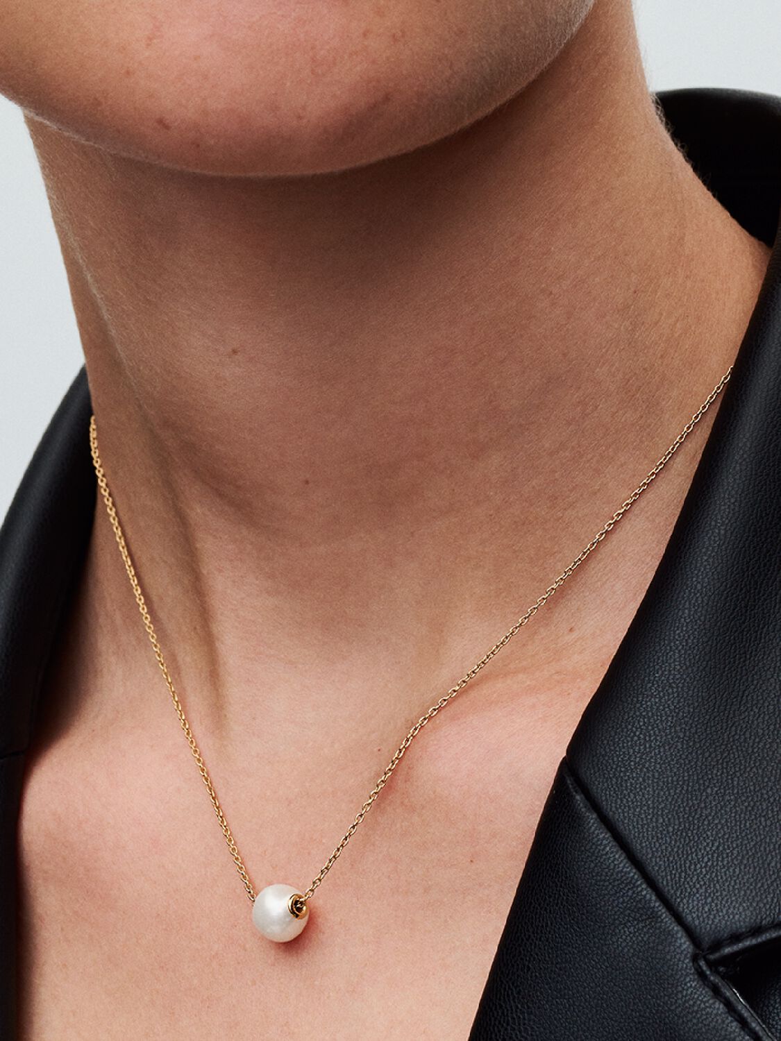 Q124_B_PDP_Model_Single_26_1x1_RGB_necklace