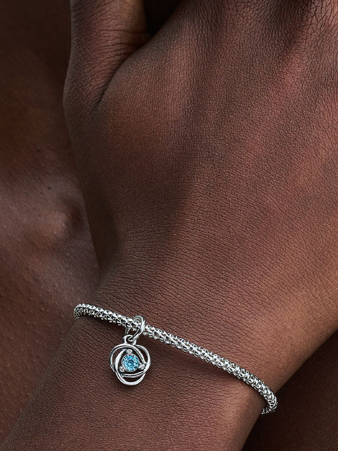 Q124_B_PDP_Model_Single_53_1x1_RGB_charm