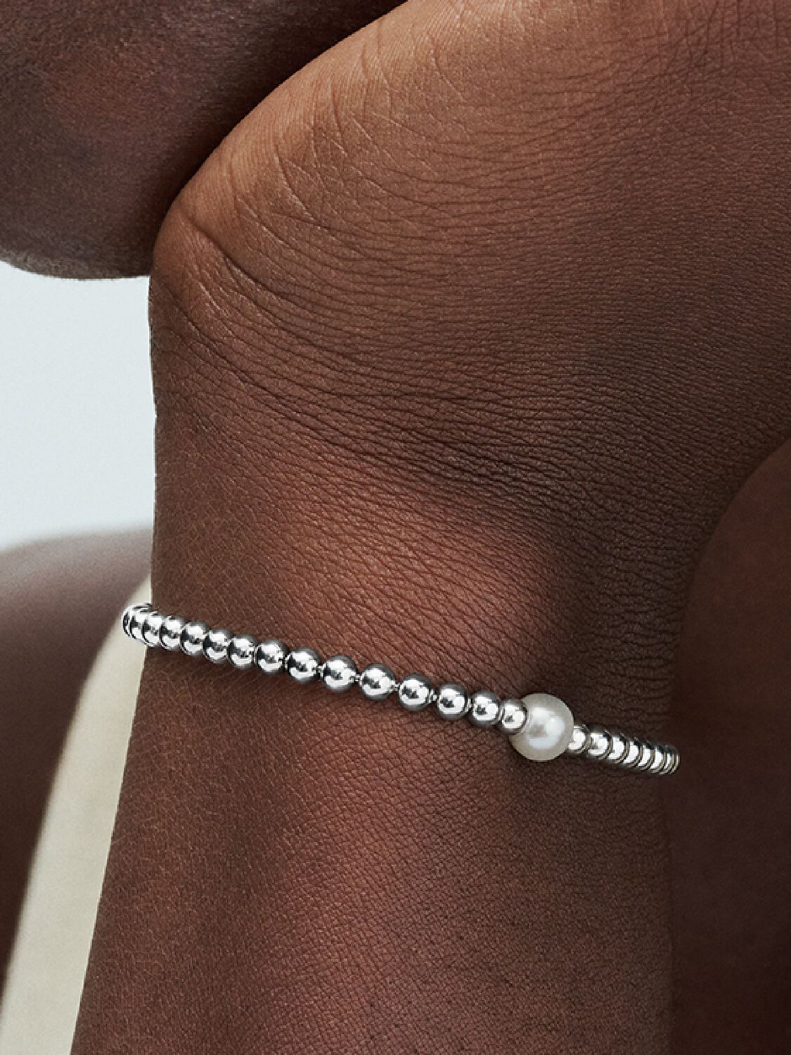 Q124_B_PDP_Model_Single_57_1x1_RGB_bracelet