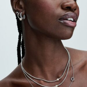 Q124_B_PDP_Model_Styled_09_1x1_RGB