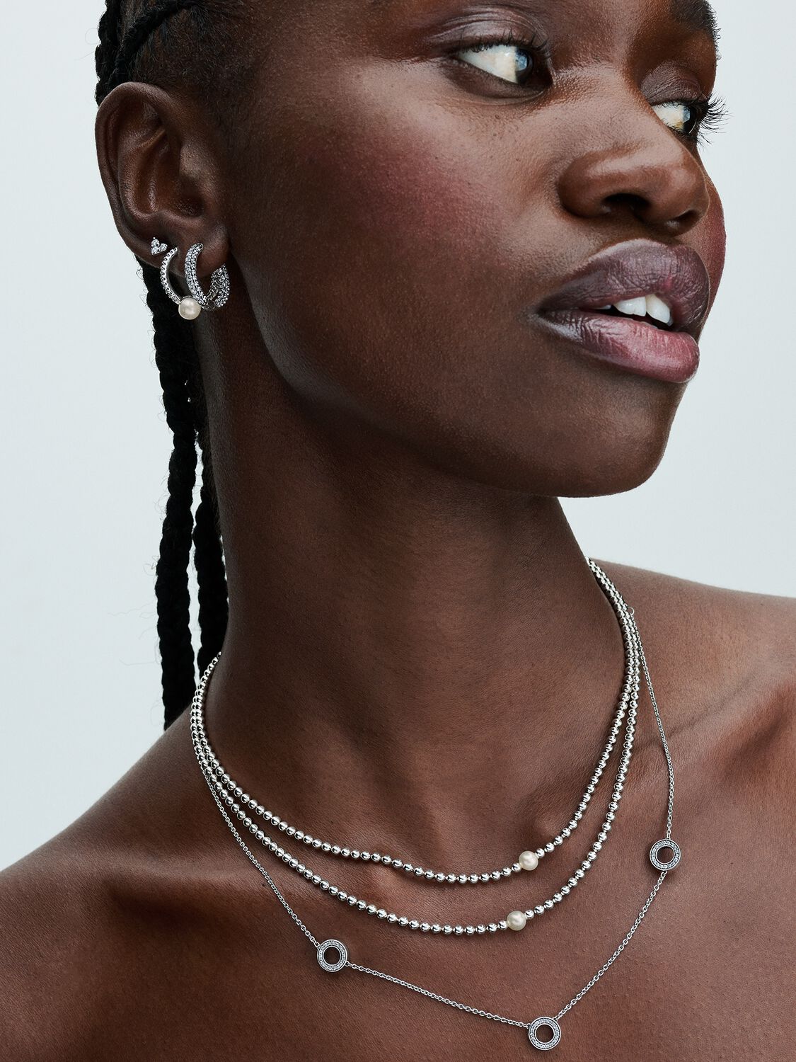 Q124_B_PDP_Model_Styled_09_1x1_RGB