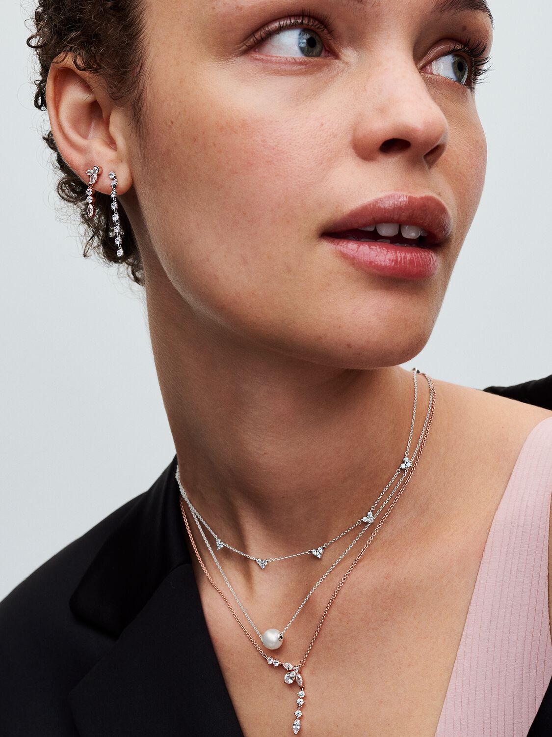 Q124_B_PDP_Model_Styled_18_1x1_RGB